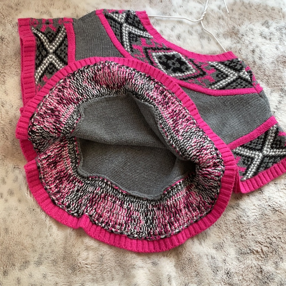 Poncho 💗🖤 - Picture 6 of 7
